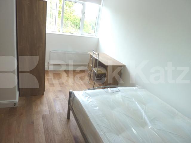 			SPACIOUS 3 BED FLAT SUITABLE FOR 4 SHARERS, 4 Bedroom, 1 bath, 1 reception Flat			 ROWSTOCK GARDENS , CAMDEN